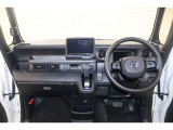 操作性に優れた運転席となります!小物入れや各ボタンの配置にこだわり、使いやすいです!座り心地もよく視認性も良好なのでロングドライブもお任せ下さい!
