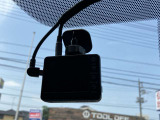 【ドライブレコーダー】走行中の映像を記録します。事故などのトラブル時に確認ができ、証拠映像としても役に立つだけでなく、危険運転などの抑止にも効果があります。