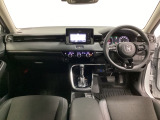 車内は光触媒抗菌消臭施工済です。インパネ周りはスタイリッシュなデザインで機能や装備も充実しています。グローブボックスやカップホルダーのほかにトレーなどたくさんの収納スペースが付いています。