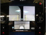左右のサイドカメラ映像を同時に表示し、車両周囲の死角をしっかりカバー。狭い道や駐車時の接触リスクを減らし、安心して操作できる視界を確保します。