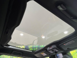 【ガラスルーフ】ガラスルーフ搭載で車内の解放感が一気にアップ!開放的なドライブをお楽しみいただけます。