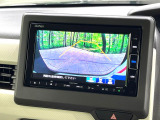 【バックカメラ】駐車時に後方がリアルタイム映像で確認できます。大型商業施設や立体駐車場での駐車時や、夜間のバック時に大活躍!運転スキルに関わらず、今や必須となった装備のひとつです!