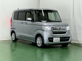 狭い駐車場でも、スライドドアならチャイルドシートへのお子さまの乗降や荷物の積載もスムーズ。とても便利な【助手席側。電動スライドドア】ドアハンドを少し引くだけでリアドアが自動開閉します。