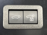 【パワーバックドア】スマートキーや運転席のボタンを押すだけでリアゲートが自動で開閉します!荷物を持っている時や、高い位置にあるバックドアを閉める際に便利な機能です♪