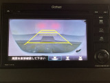 ギヤをR(バック)に入れるとディスプレイオーディオの画面に後ろの映像が映るリアカメラ付です。後退時、コンディションが悪い視界でもカラーバックモニターがドライバーをサポートします。
