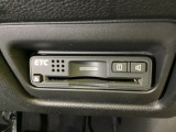 ETCがついています。高速道路の料金所の通過も楽々です!。 カードの取り出しもしやすい場所についています。