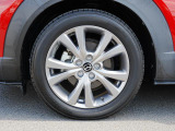 18インチ純正アルミホイールを装備。タイヤサイズは215/55R18となります。