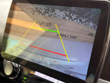 【バックカメラ】駐車時に後方がリアルタイム映像で確認できます。大型商業施設や立体駐車場での駐車時や、夜間のバック時に大活躍!運転スキルに関わらず、今や必須となった装備のひとつです!