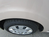 実車は夏用タイヤを装着しています。残り溝の量などタイヤのコンディションは実物にてご確認をお願いします。