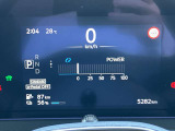 メーター内センターディスプレイには車の様々な設定や情報が表示されます。