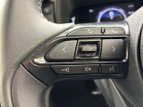 運転中、オーディオの操作をしてて、ハッとしたことはありませんか?ステアリングスイッチは、運転中でもハンドルでオーディオの操作が可能です。安全なドライブをサポートします。