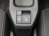 電動パーキングブレーキ&オートブレーキホールド機能付。「HOLD」スイッチを押しシステムONの状態にしておくことで信号待ちでブレーキを踏んで停車時ブレーキペダルから足を離してもブレーキを保持。楽です。