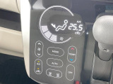 【オートエアコン】一度お好みの温度に設定すれば、車内の温度を検知し風量や温度を自動で調整。暑い&hellip;寒い&hellip;と何度もスイッチ操作をする必要はありません。快適な車内空間には必須の機能ですね♪