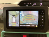 【パノラミックビューモニター】映像で、見づらい車両周辺の確認をアシスト。クルマを真上から見ているような映像を表示。 運転席から確認しにくい車両周囲の状況を把握。