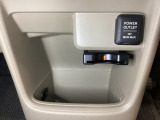 アクセサリーソケットはUSBのアダプターなどをつければ、スマホの充電にも使えます。下には、ETCがついています。高速道路の料金所の通過も楽々です!