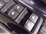 運転席から全ての窓の開閉ができます。ウィンドウロック機能はお子様のいたずら防止に有効です。