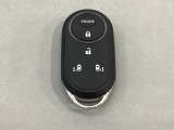 リモコンエンジンスターターを装備しています。操作キーはスマートキーも兼用しており、鍵を差し込むことなくドアロックの開け閉めと、スタートボタン操作でのエンジンスタートができます。