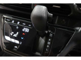 インパネシフトだから視線の移動も少なく足元もスッキリ♪運転席もゆったりしているのでゆとりを持ってドライブできますね!