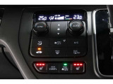 運転席と助手席の温度設定の変更が可能な左右独立タイプのデュアルエアコンです♪♪♪暑がりな人・寒がりな人も誰もが車内を快適にお過ごしいただけます♪♪♪