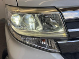 【LEDヘッドライト】悪天候や夜間走行時も良好な視界を確保し安心して運転できる高輝度LEDヘッドライトを装備!点灯速度が早く、消費電力も抑えられています。
