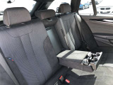 後席も使用感はさほど感じず、運転席・助手席同様に清潔感があります。後席シートもしっかりと作り込まれていますので、座り心地も悪くありません。是非、実車にてご確認下さい。