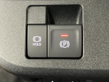 【電動パーキングブレーキ+オートブレーキホールド機能】 指先だけで簡単に操作が可能なパーキングブレーキ、スイッチを押すとブレーキペダルから足を離してもブレーキを保持できるオートブレーキホールド搭載。