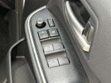 【パワーウィンドウ集中スイッチ】運転席のパワーウィンドスイッチ位置には運転以外の窓の開閉・ロック機能も付いています