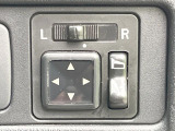 【電動格納ミラー】サイドミラーは電動格納式となっており、狭い駐車場でもキズがつくリスクを抑えられます。