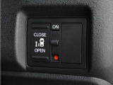 ◆片側電動スライドドア◆狭い駐車場でも乗り降りが楽々♪お子様が隣の車にドアを当ててしまう心配もございません!小さなお子様連れの方もこれで安心。