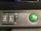 リアドアは乗り降りに便利な両側電動スライドドアです。また運転席に座っていながらスイッチ操作で自在にスライドドアを開け閉めできます。燃費に役立つECONボタンもここです。