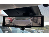 スマート・ルームミラーは、車両後方のカメラ映像をミラー面に映し出すので、荷室に積んだ大きな荷物などが写り込んで見にくくなりがちな車内状況や、天候などに影響されずいつでもクリアな後方視界が得られます。