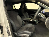 【コックピットシート】BMW車の主役席。車体中央にくる様に配置し車両重心とが一致する事でドライバーと車との一体感あるドライビングを実現。人間工学に基づき形成した形状が長時間のドライブ疲労も軽減します!