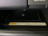 ワイヤレス充電器を装備してます。Qi(チー)規格対応のスマートフォンなどを置くだけでワイヤレスで充電可能です。