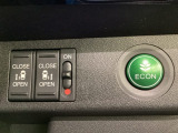 リアドアは乗り降りに便利な両側電動スライドドアです。また運転席に座っていながらスイッチ操作で自在にスライドドアを開け閉めできます。燃費に役立つECONボタンもここです。