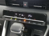 【オートエアコン】車内温度を感知して自動で温度調整をしてくれるのでいつでも快適な車内空間を創り上げます!どの席に座っても快適なドライブが楽しめます♪