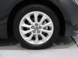 アルミホイールを装備、タイヤサイズは205/55R16です。
