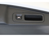 パワーテールゲート装備、荷物でいっぱいの時にスマートキーを持っていれば、ハンズフリーでテールゲートの開閉が出来ます。