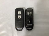 スマートキーを装備しています。鍵を差し込むことなくドアロックの開け閉めと、スタートボタン操作でのエンジンスタートができます。スペアキーも同じものを用意しております。
