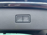 電動バックドアを装備。両手がふさがっていても、バンパー下に足を入れるだけでオープンできます