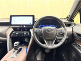 上質で落ち着いた印象のインパネ周りです。各操作スイッチ類も使いやすいよう配置されています。