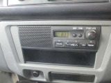 スピーカー内蔵の純正FM/AMチューナーラジオを装備しています