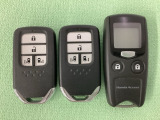 スマートキー付きですからドアロックの開閉およびエンジンスタートが楽々です。電動スライドドアの開け閉めもボタンで操作できます。加えて、純正リモコンエンジンスターター用の操作キーもついています。