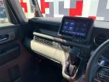 助手席周辺はこのようになっております。運転手だけでなく助手席に一緒に乗られる方も広々と快適にお乗り頂けるような設計です!各種装備を次の写真からご案内いたしますのでご覧ください。
