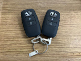 【スマートキー】 スマートキーを携帯していれば、ドアハンドルのボタンを押してロックの解除ができ、パワースライドドアもワンタッチで開閉できます