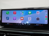 【アップルカープレイ】iPhoneがBMW車両とワイヤレスで接続されます。Apple CarPlayでは、オーディオストリーミングやメッセージングアプリがディスプレイに表示されます。