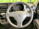 インテリアに合わせたデザインのステアリングは、運転される方のことも考え、運転しやすい形状、大きさです。是非一度、実際に触ってお確かめください。