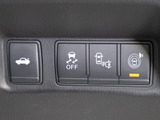 ★使いやすさや安全性を追求したステアリング周り!高級車ゆえにスイッチ類が多いのも特徴ですね!考え尽くされた配置ですぐに使いこなす事が出来ますのでご安心下さい!是非、体感してみて下さい!!