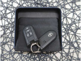 【スマートキー】キーをバッグやポケットに入れたままでもドアロックの開閉が出来るほか、エンジンキーを挿さなくてもエンジンスタートストップが出来ます。