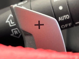 【パドルシフト】ハンドルから手を離さずに素早くシフトアップ&ダウンができるので、エンジンブレーキを使う下り坂や高速道路の合流で加速したい場面で役立ちます。