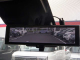 【日産のスマート・ルームミラーは内蔵モニターで後方の状況をクリアな画像で確認でき、通常のルームミラーに切り替えて後席の様子を確認することもできます。